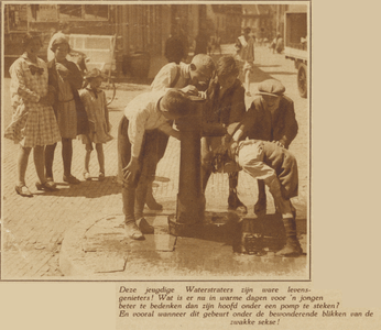 872172 Afbeelding van een groepje jongens dat zich laaft aan het schipperspompje op het Jacobskerkhof bij de ...